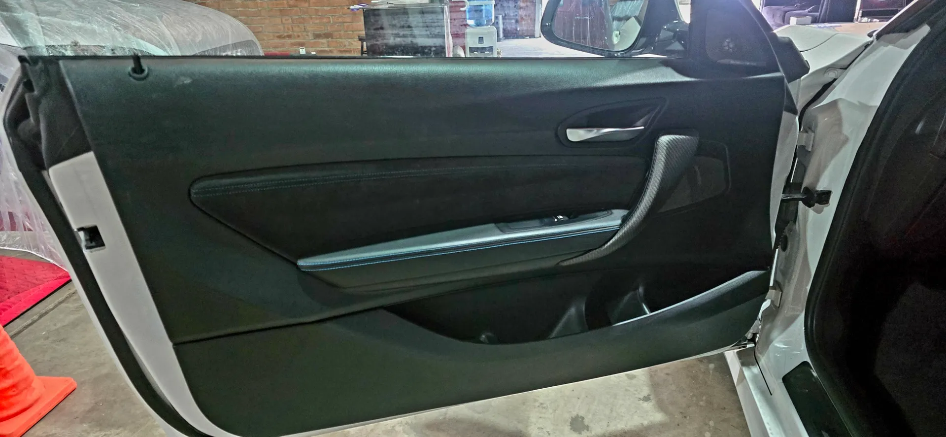 White BMW 318i wheel and tyre detail