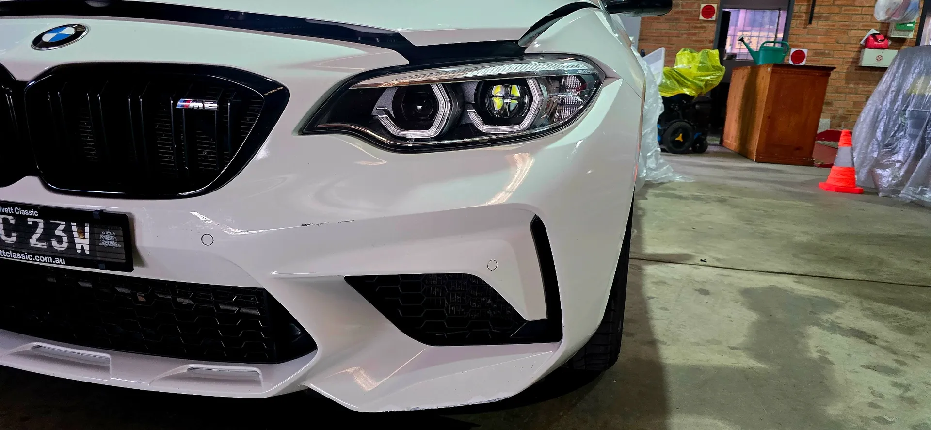 White BMW 318i full exterior showroom photo